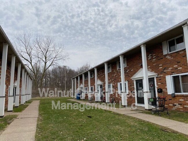 Building Photo - 671-681 Shoreline Dr