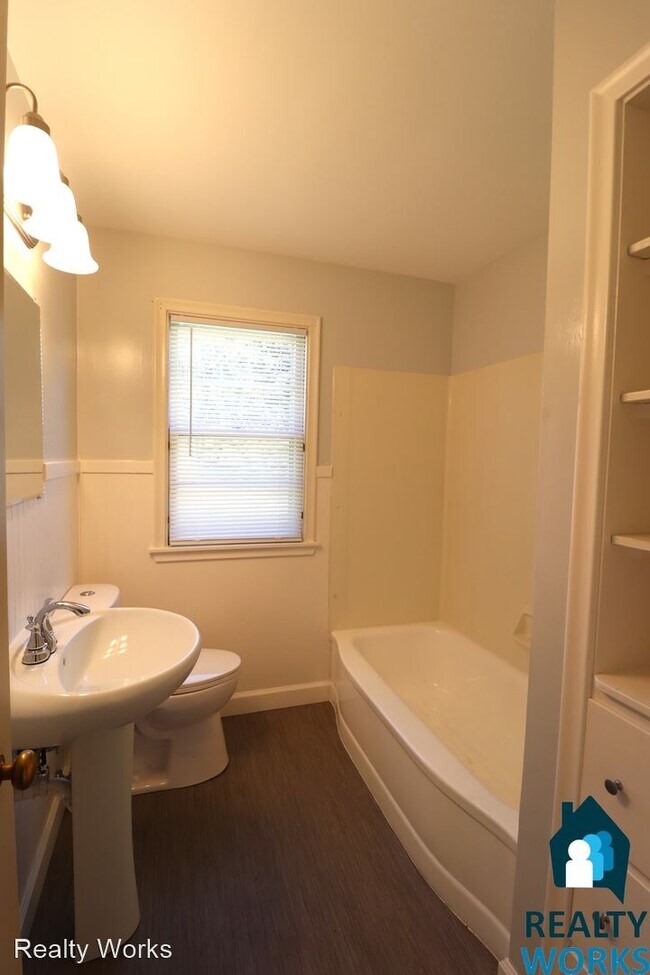Building Photo - 3 br, 1 bath House - 410 N Cotner Blvd