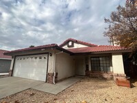 Building Photo - West Hemet. 3 bedroom 2 bath home!