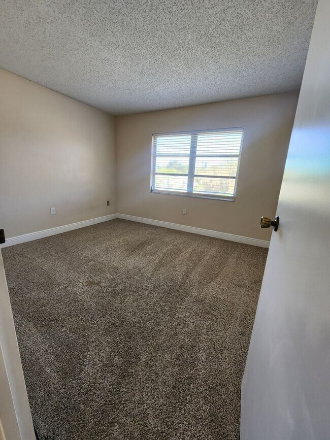 Building Photo - Prime Location for a great price!