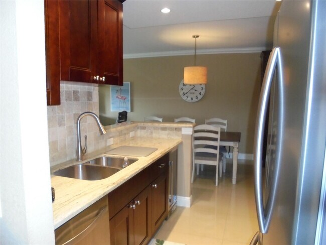 Building Photo - 400 N Riverside Dr