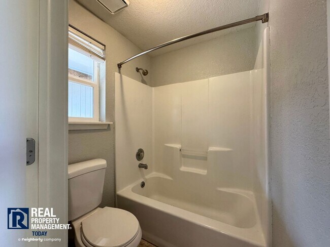 Building Photo - Charming 3-Bedroom Home with Fenced Yard & 2-Car Garage Near Downtown Puyallup!!