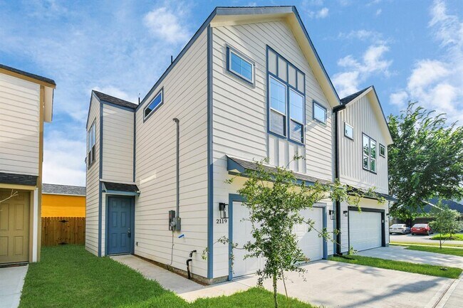 Building Photo - 2119 Esther Dr