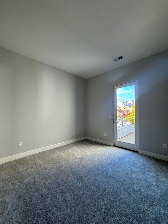 Building Photo - 1521 Golf Club Dr