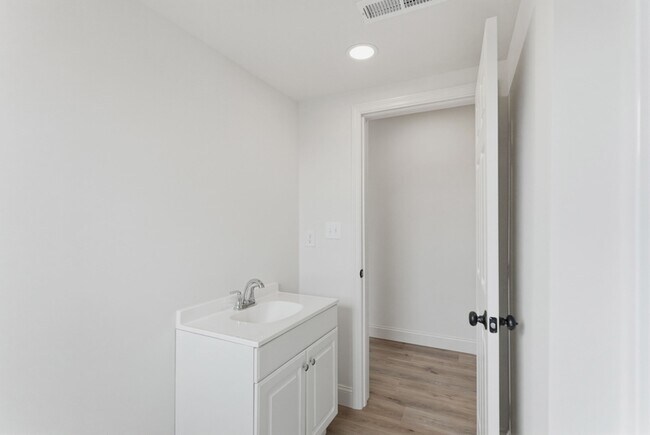 Building Photo - 2303 Parkview Ave