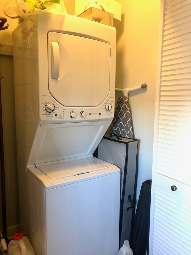 Building Photo - 3548 N Racine Ave