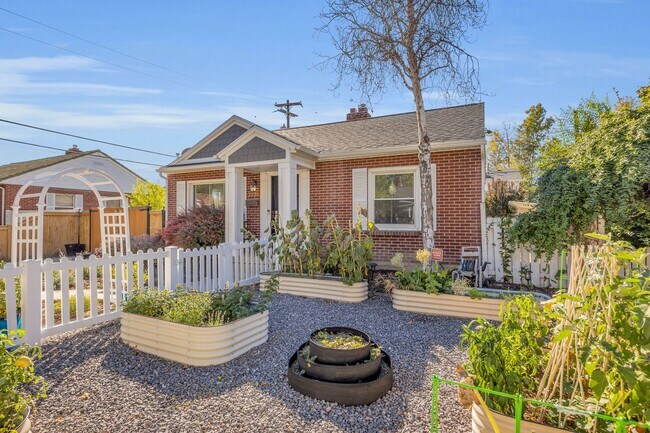 Building Photo - Stunning Single Family Home In Excellent L...