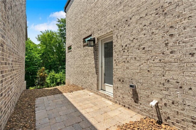 Building Photo - 2357 E Amherst Aly