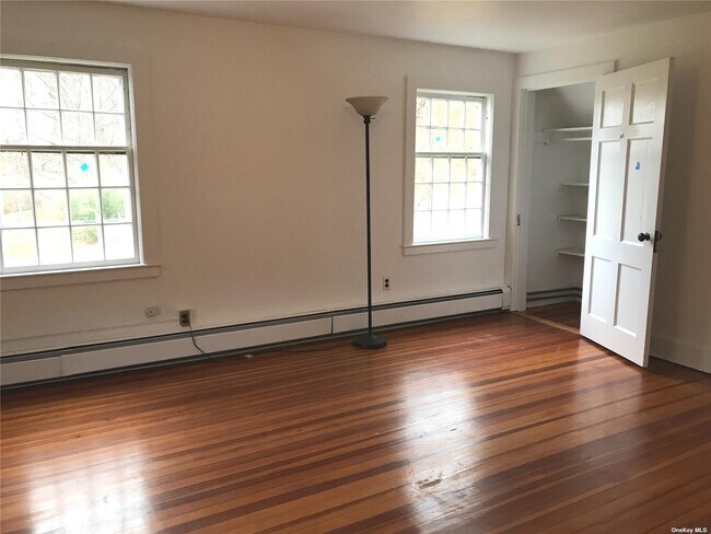 Building Photo - 23 Lloyd Harbor Rd