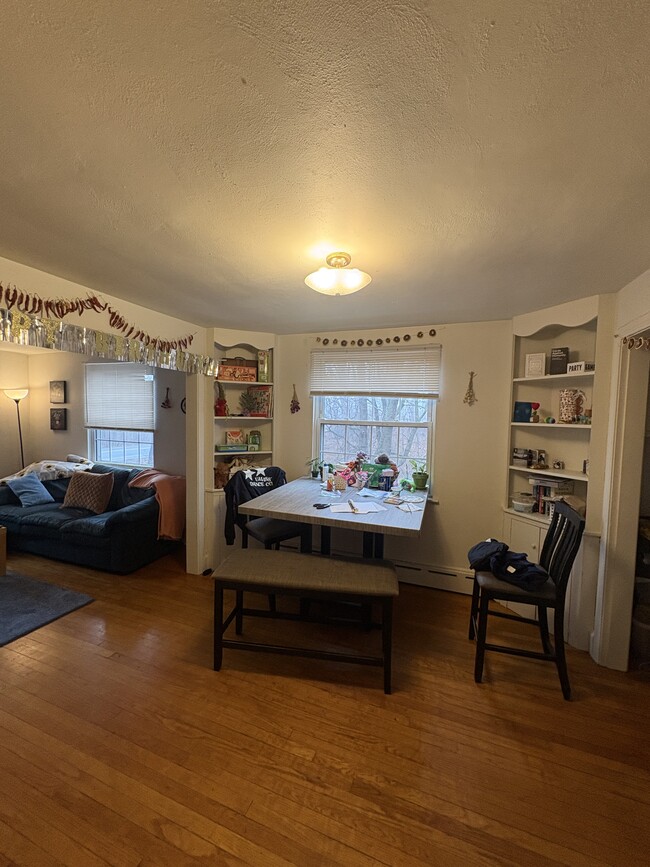 Building Photo - 525 E Pleasant St