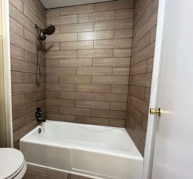 Building Photo - Two Bedroom Spacious Second-Floor Apartment with Modern Comforts Including Washer and Dryer!!