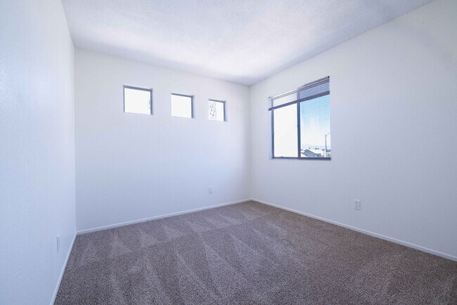 Building Photo - 1143 E Adelman Dr