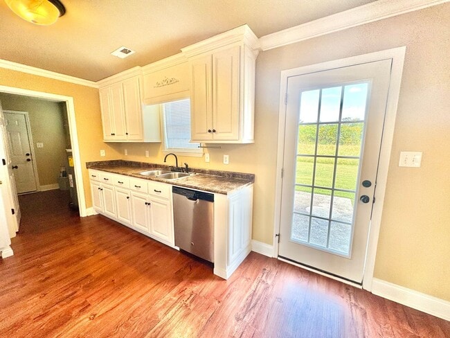 Building Photo - 3 bedroom 2 bath home. Walk to Ardmore Hig...