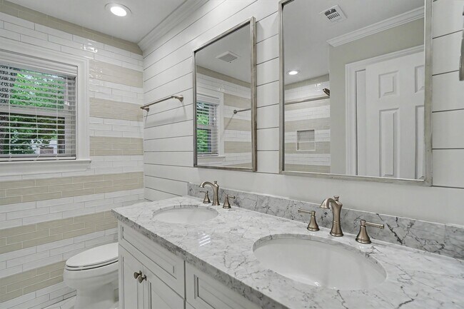 Building Photo - 751 Bison Dr