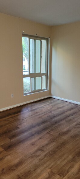 Building Photo - 1611 Hotel Cir S