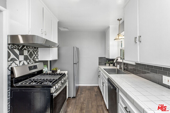 Building Photo - 2115 Ocean Park Blvd