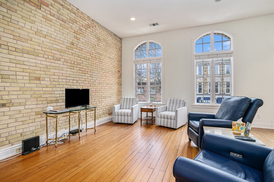 Building Photo - 32 E 8th St