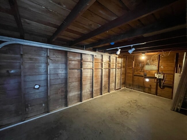 Building Photo - White Center - 3 Bedroom / 1.5 Bath Rambler