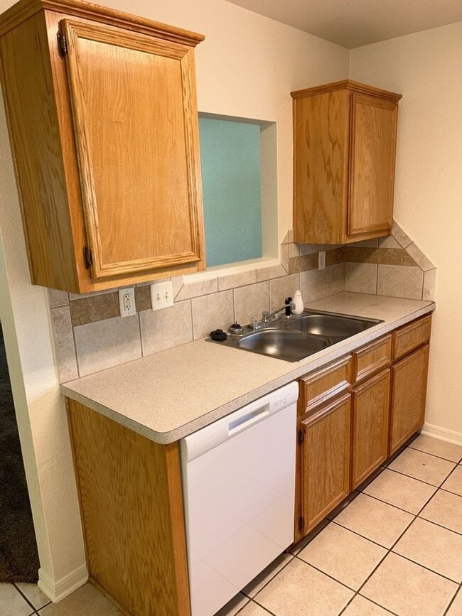 Building Photo - 1303 Cinch Dr