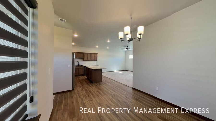 Building Photo - Stunning 3-Bedroom 2.5-Bathroom Townhome