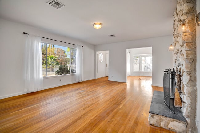 Building Photo - 15157 Valleyheart Dr