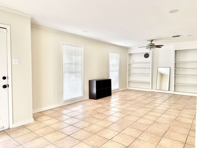 Building Photo - 4647 Loyola Dr