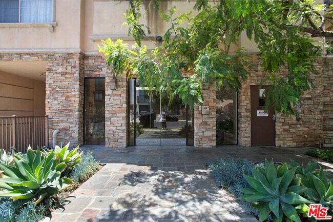 Building Photo - 837 N Hudson Ave