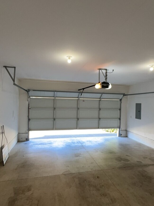 Building Photo - Three Bedroom, Two Bath in the Vineyards N...