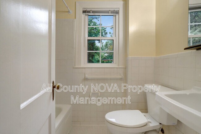 Building Photo - 1020 S Barton St
