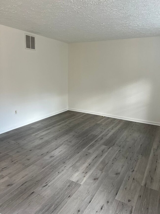 Building Photo - Renovated End-Unit Ready to Move-In