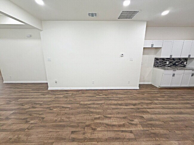 Building Photo - 338 SW 42nd St