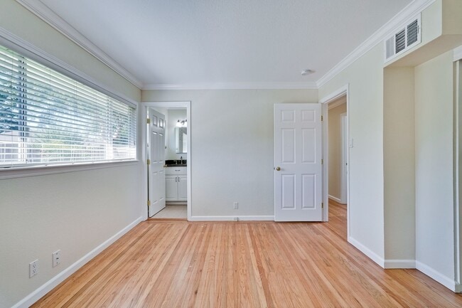 Building Photo - Charming & Refreshed Well-Maintained 4 Bed...