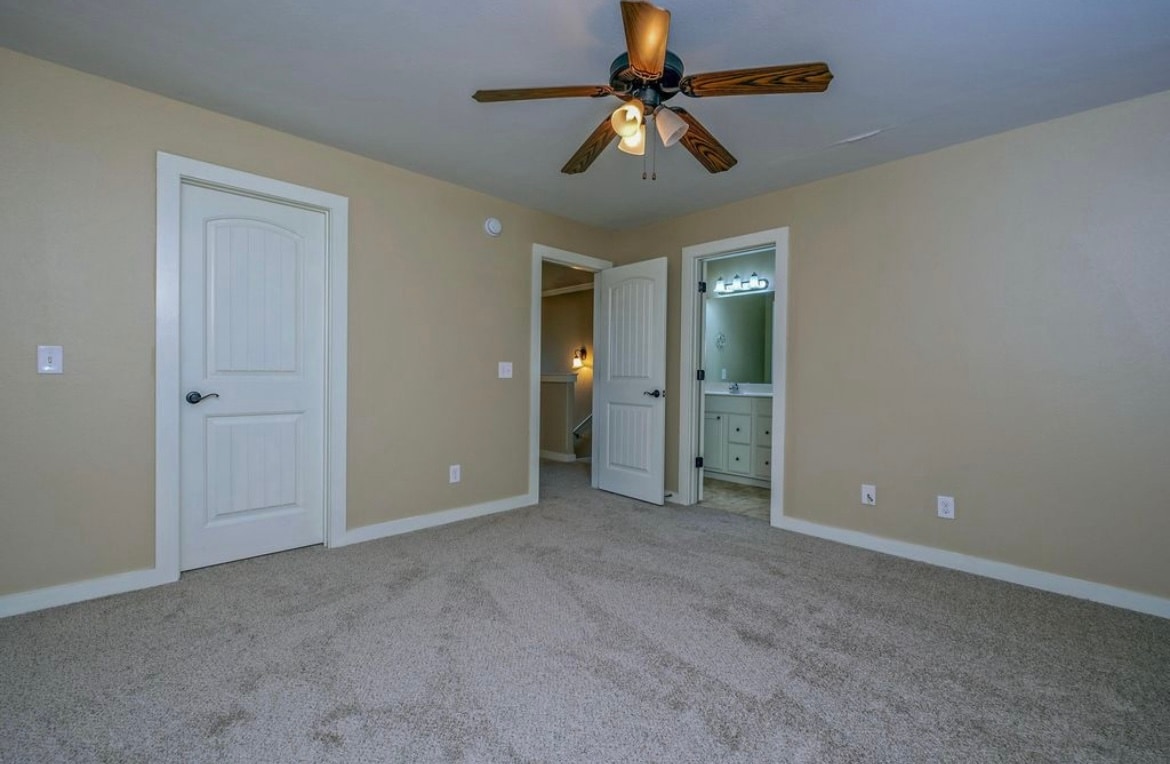Building Photo - 102 Venezia Ln
