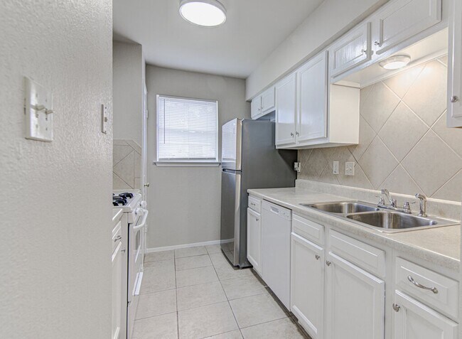 Building Photo - 900 Sirocco Dr