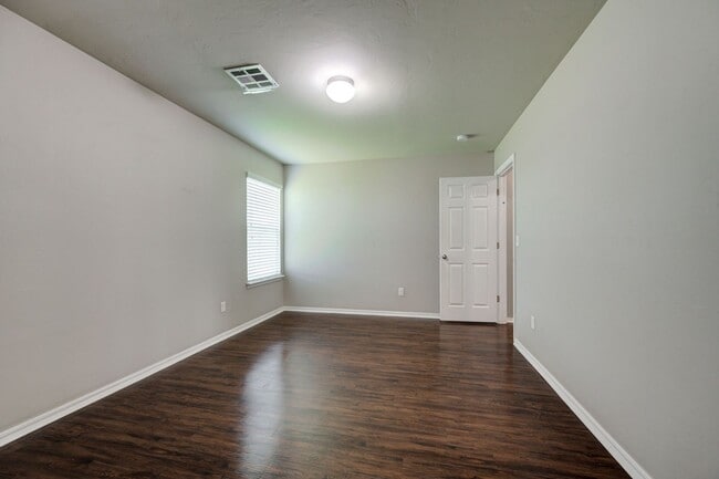 Building Photo - Gorgeous 3 Bed 2 Bath in Moore/SE OKC