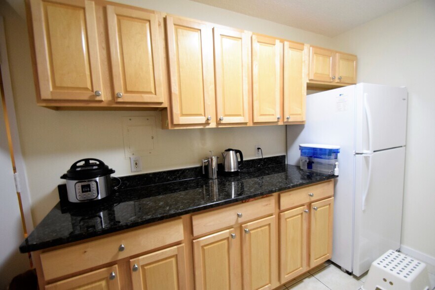 Building Photo - 33 Pond Ave