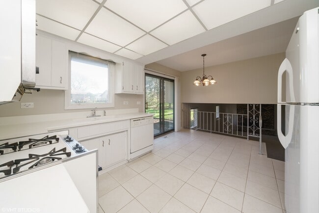 Building Photo - 16W700 Fern St