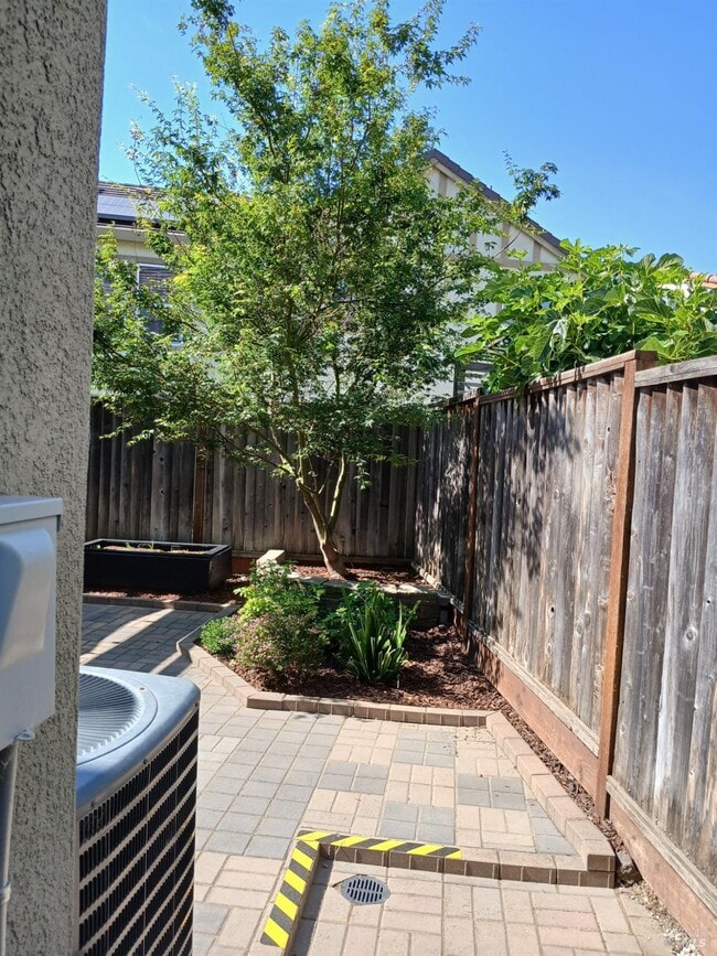 Building Photo - 2022 Verbena Dr