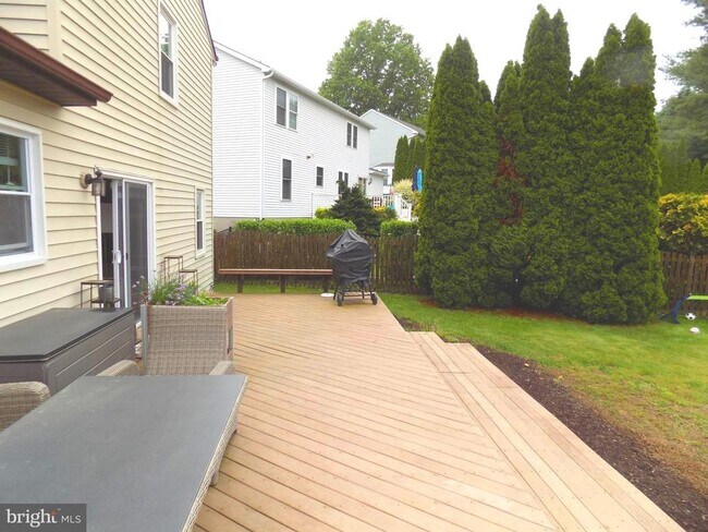 Building Photo - 911 Hedgerow Ct