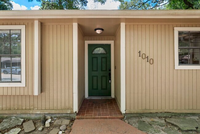 Building Photo - 1010 E Red Cedar Cir
