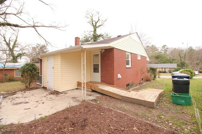 Building Photo - Adorable and affordable!  3 Bedroom Ranch ...