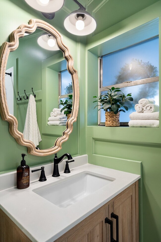 Building Photo - 676 S Waco St