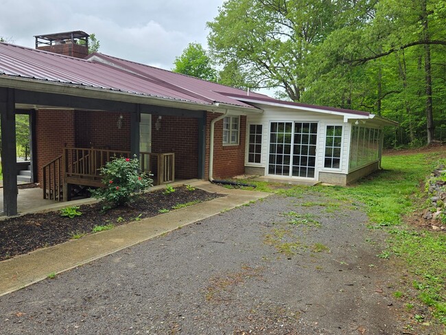 Building Photo - Roomy 3br country home with a sunroom!