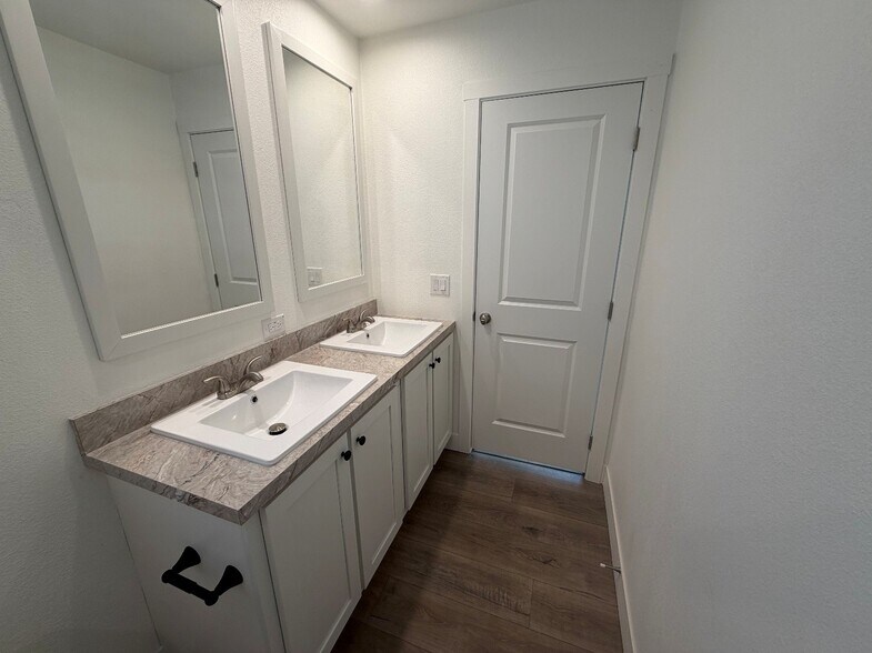 Building Photo - 501 E Ray Rd