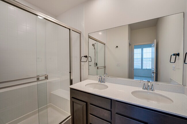 Building Photo - 2945 Showplace Dr