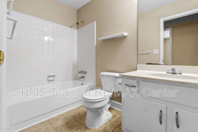 Building Photo - 625 Oxford Hall Dr SW