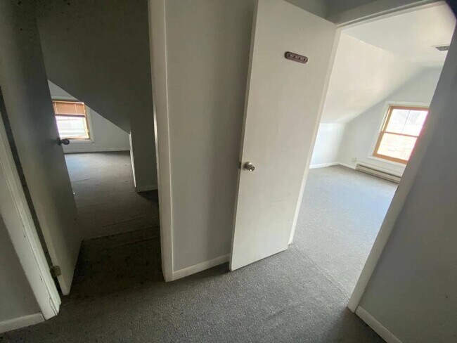 Building Photo - 1 Bedroom Burlington Available NOW!