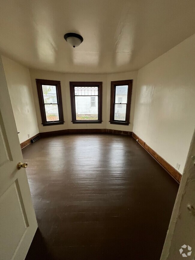 Building Photo - 1 bedroom, 1 bathroom in convenient Waterl...