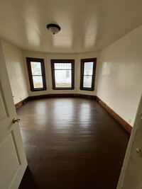 Building Photo - 1 bedroom, 1 bathroom in convenient Waterl...