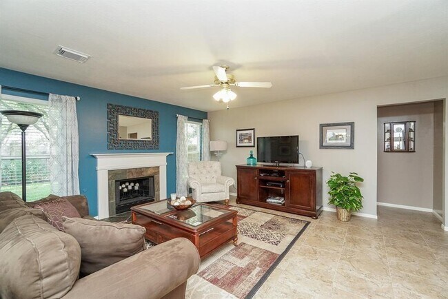 Building Photo - 210 Rolling Plains Dr